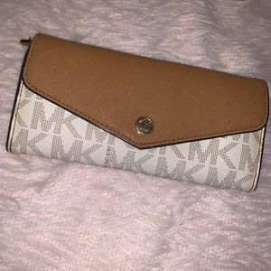 SOLD-Michael Kors Vanilla Leather Envelope Wallet